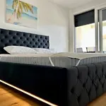 Palm Apartment, アパート