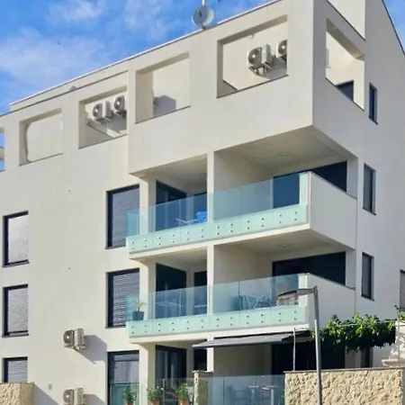 Palm Apartment, Apartamento Povljana